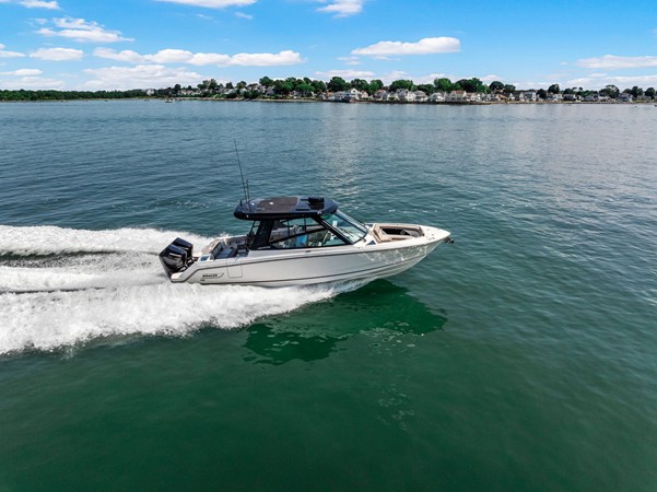 BOSTON WHALER 330 VANTAGE — 2026 Boston Whaler 330 Vantage