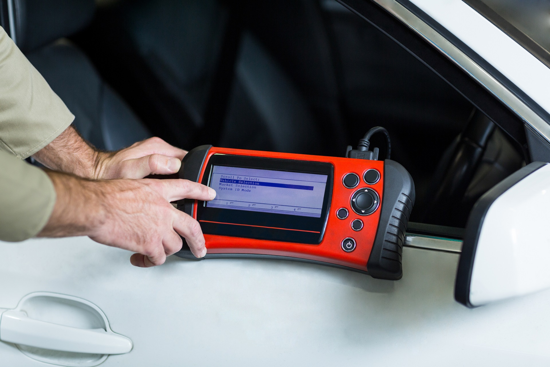 Manos mecanico utilizando herramienta diagnostico