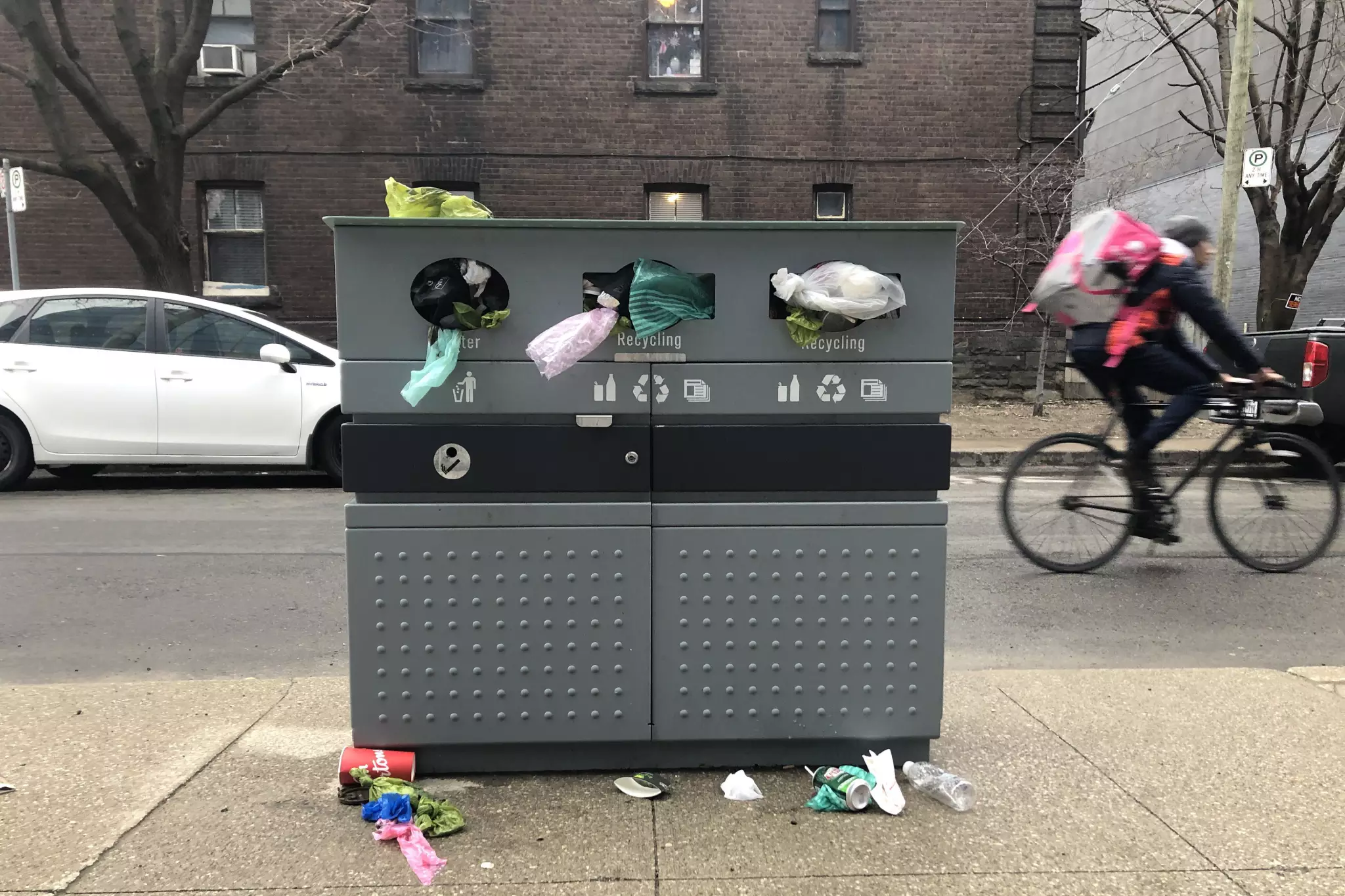 20190422-toronto-garbage-overflow.jpg-resize_then_crop-_frame_bg_color_FFF-h_1365-gravity_center-q_70-preserve_ratio_true-w_2048_.webp