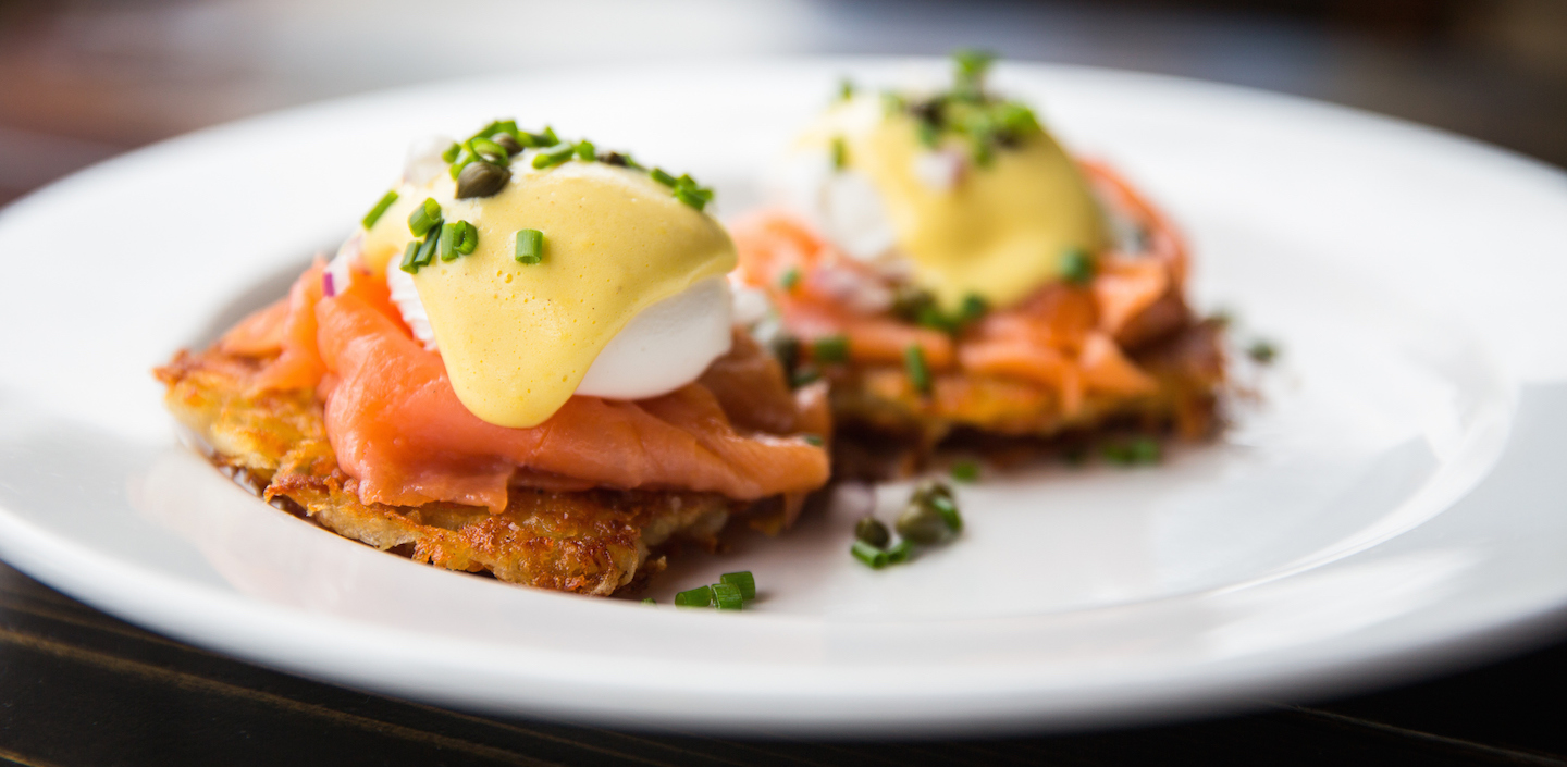 mon ami gabi's smoked salmon benedict