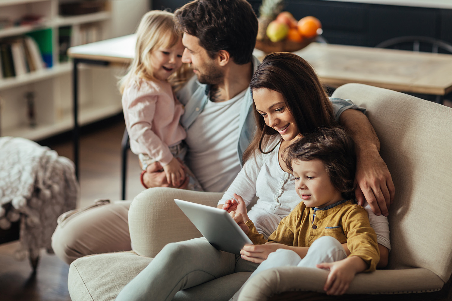 мой богатства это мой семя. откровение из интернета моя семья. счастливая семья в квартире. родители и дети. красивая семья.