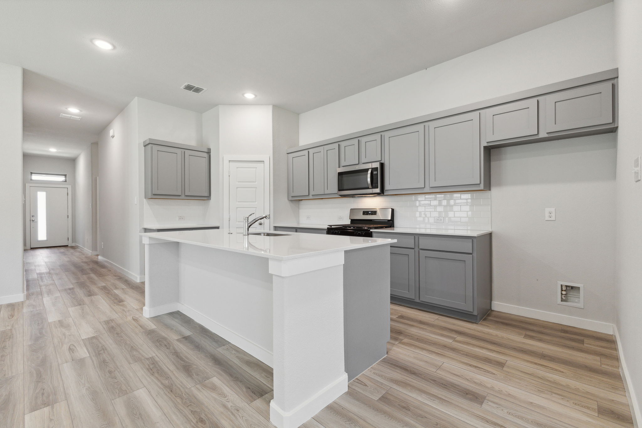 Quartz at 6761 Denim Drive, Crowley, Texas: photo 2