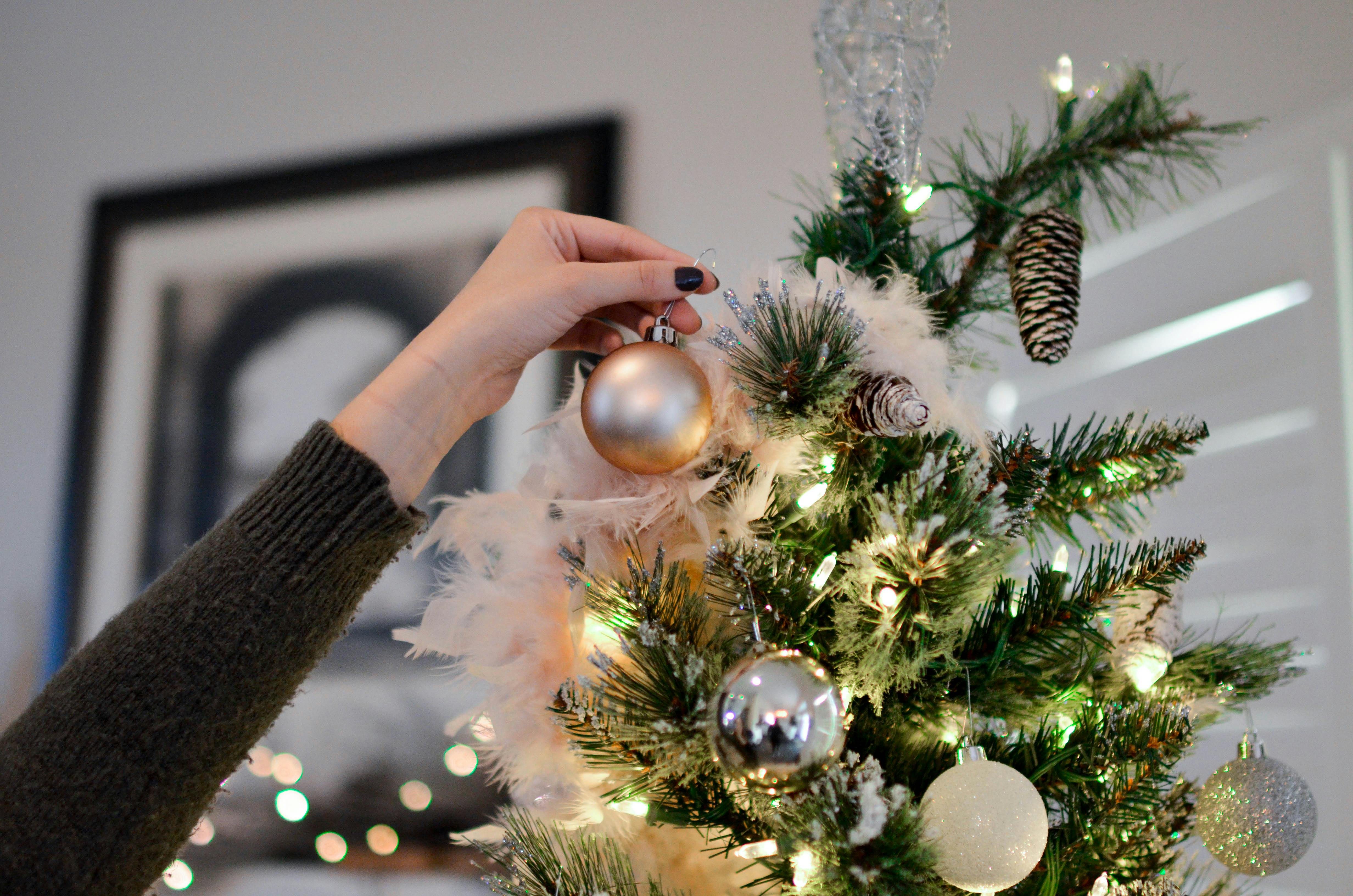 Simple Holiday Decorations to Complement Your Home