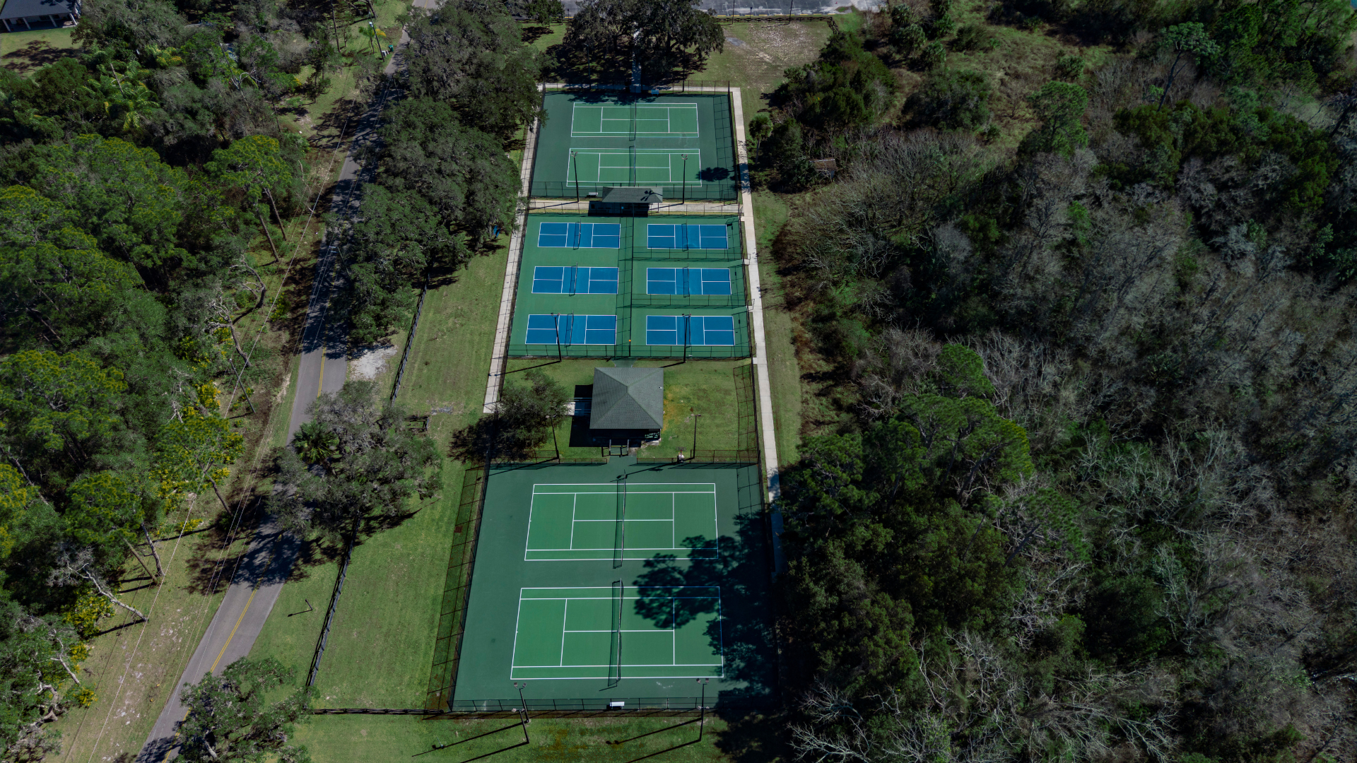 Pickleball and tennis courts near Pine Meadows Reserve townhomes in Eustis Florida