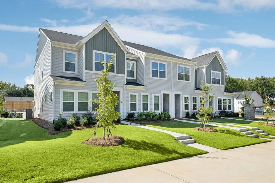 A row of townhomes in Lakeview Village, a Mungo Homes community.