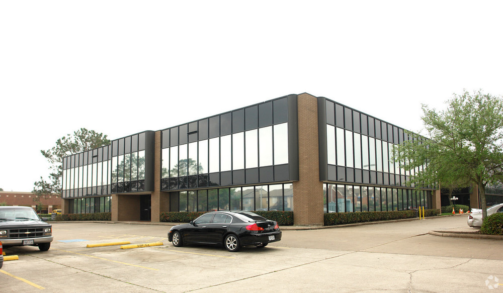 Suites available from 1,000 SF to 9,000 SF.  Generous TI allowances and base rent starting at just 11/SF 