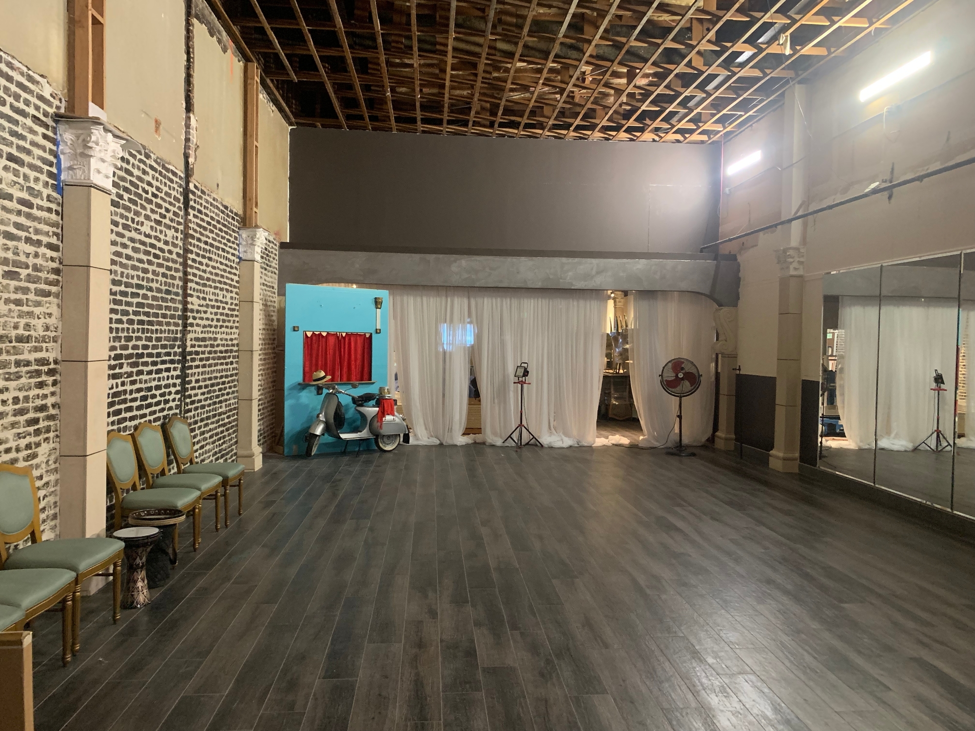 Fully Fixturized Restaurant Space for Lease in the Heart of Glendale 2