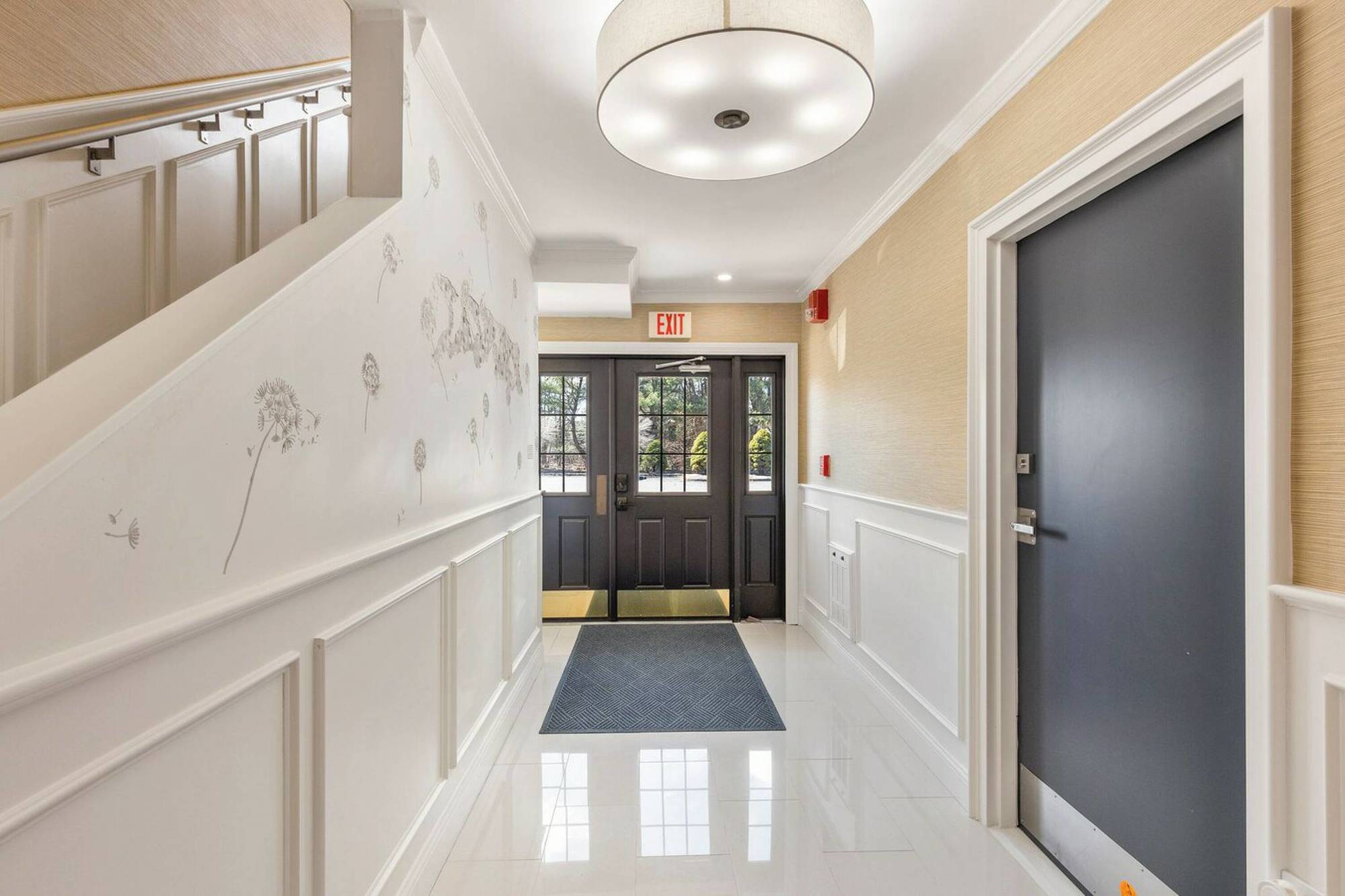 Professional Private Office Space / Co-op working spaces available  5