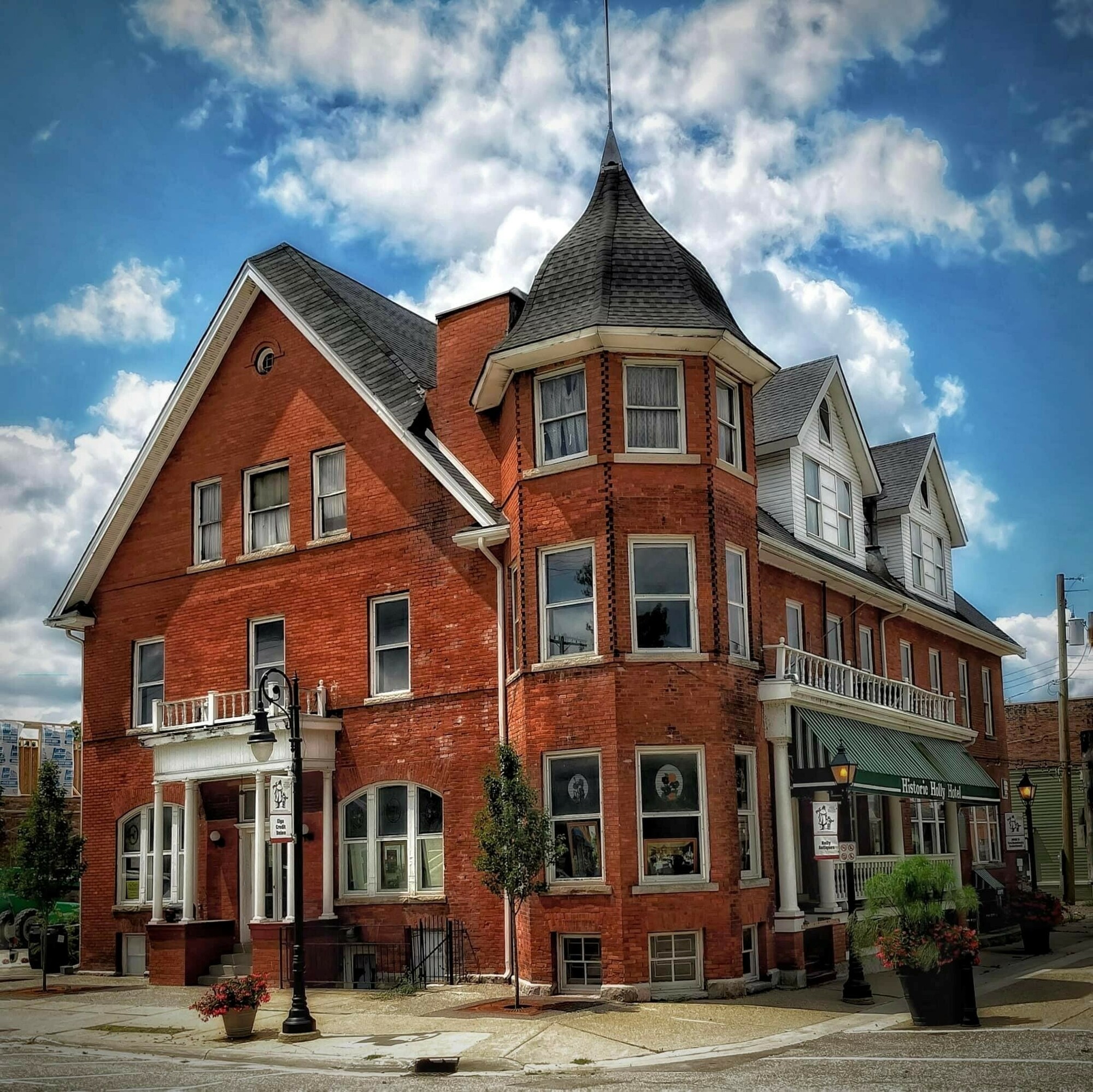 The Holly Hotel - 110 Battle Alley, Holly, MI for sale