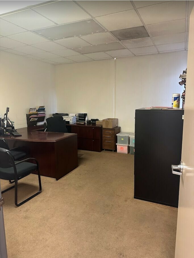 Manufacturing/Warehouse Space with secured yard 4