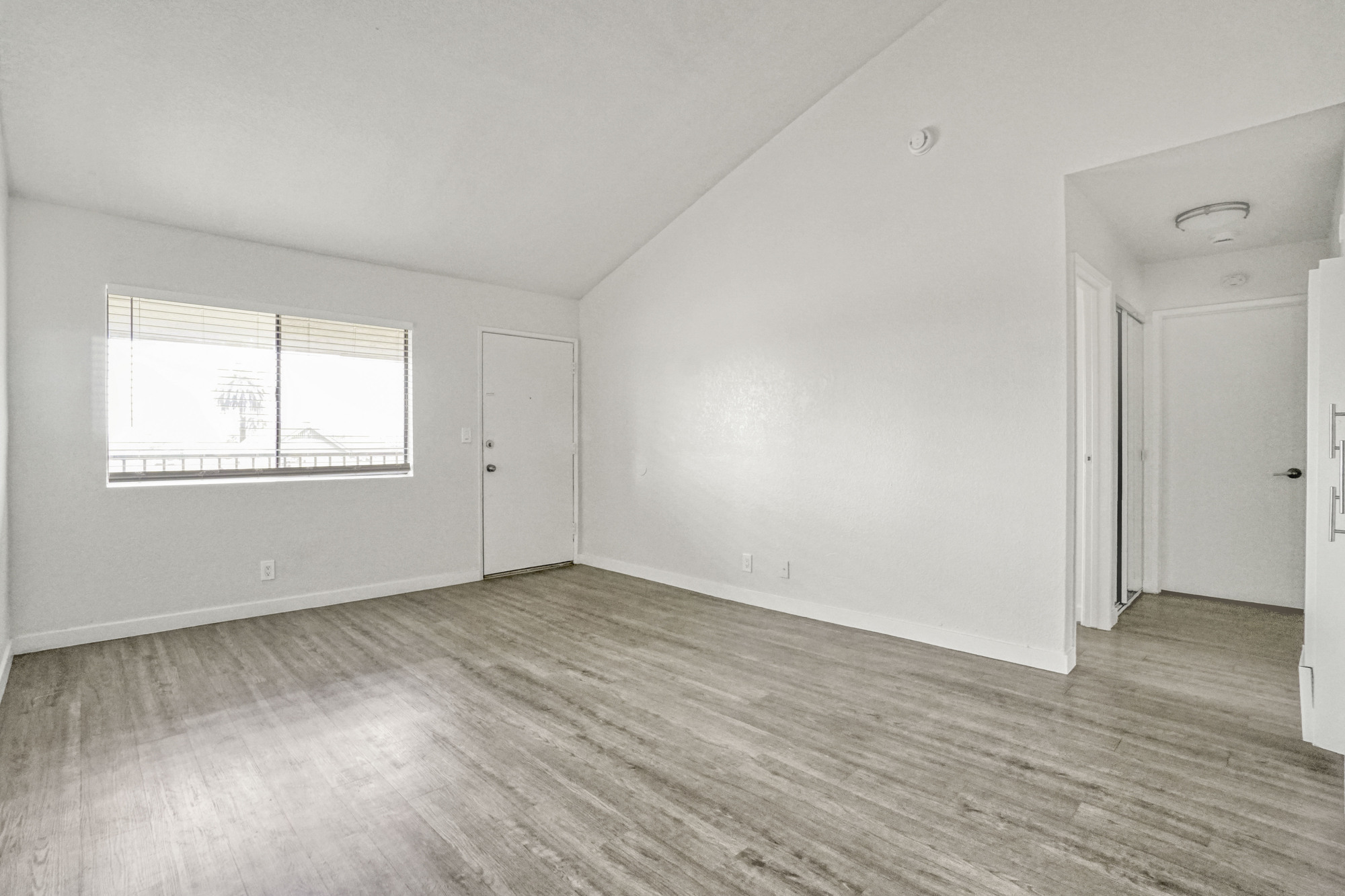 751 Cerritos Ave thumbnail 3