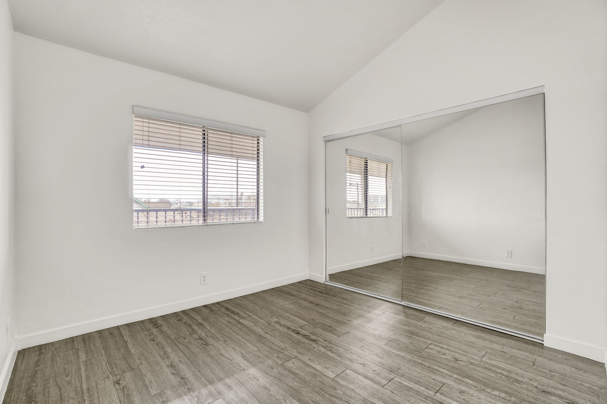 751 Cerritos Ave thumbnail 11