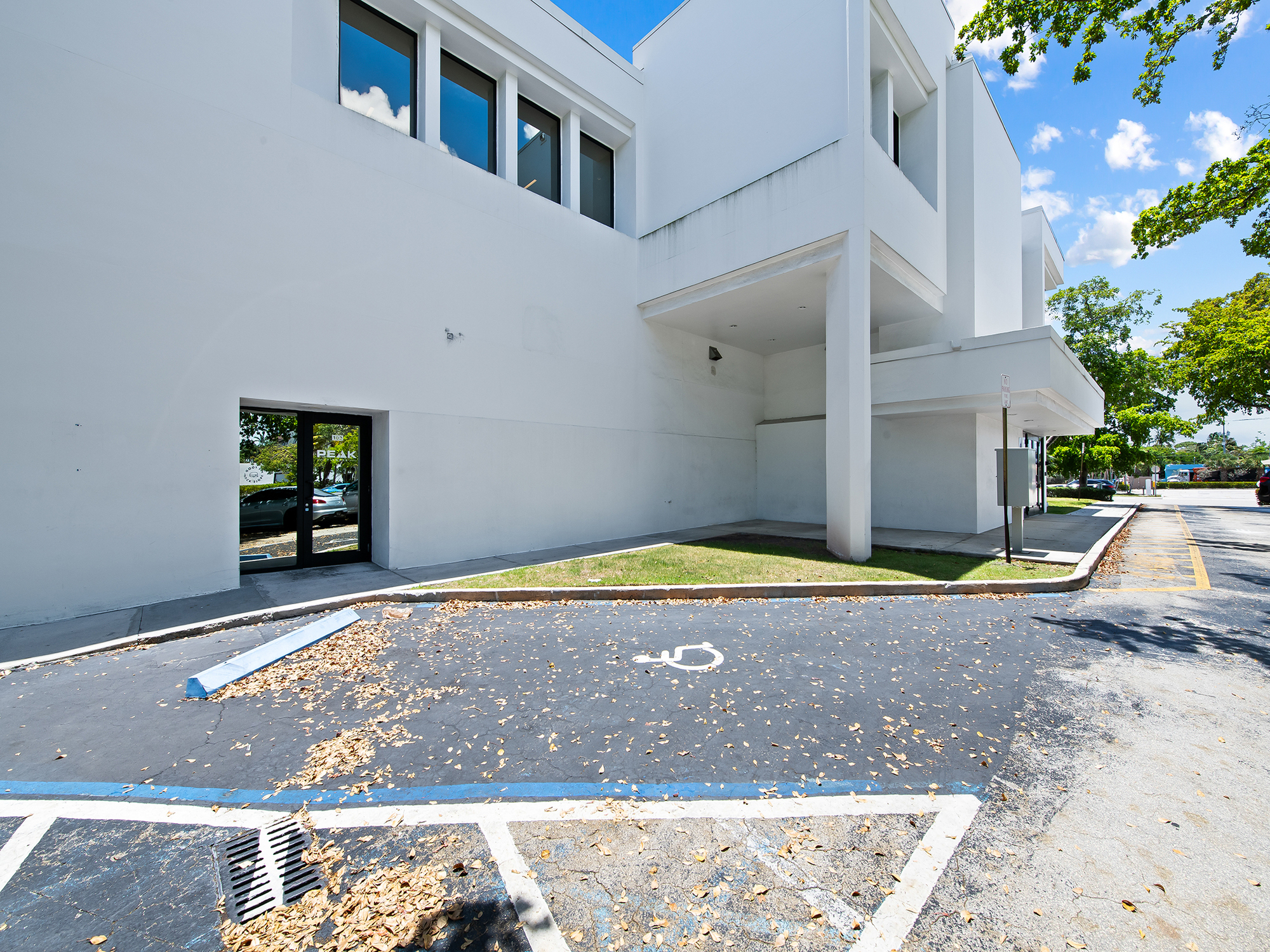 Freestanding Building with Three Adjacent Parking Lots — photo 4