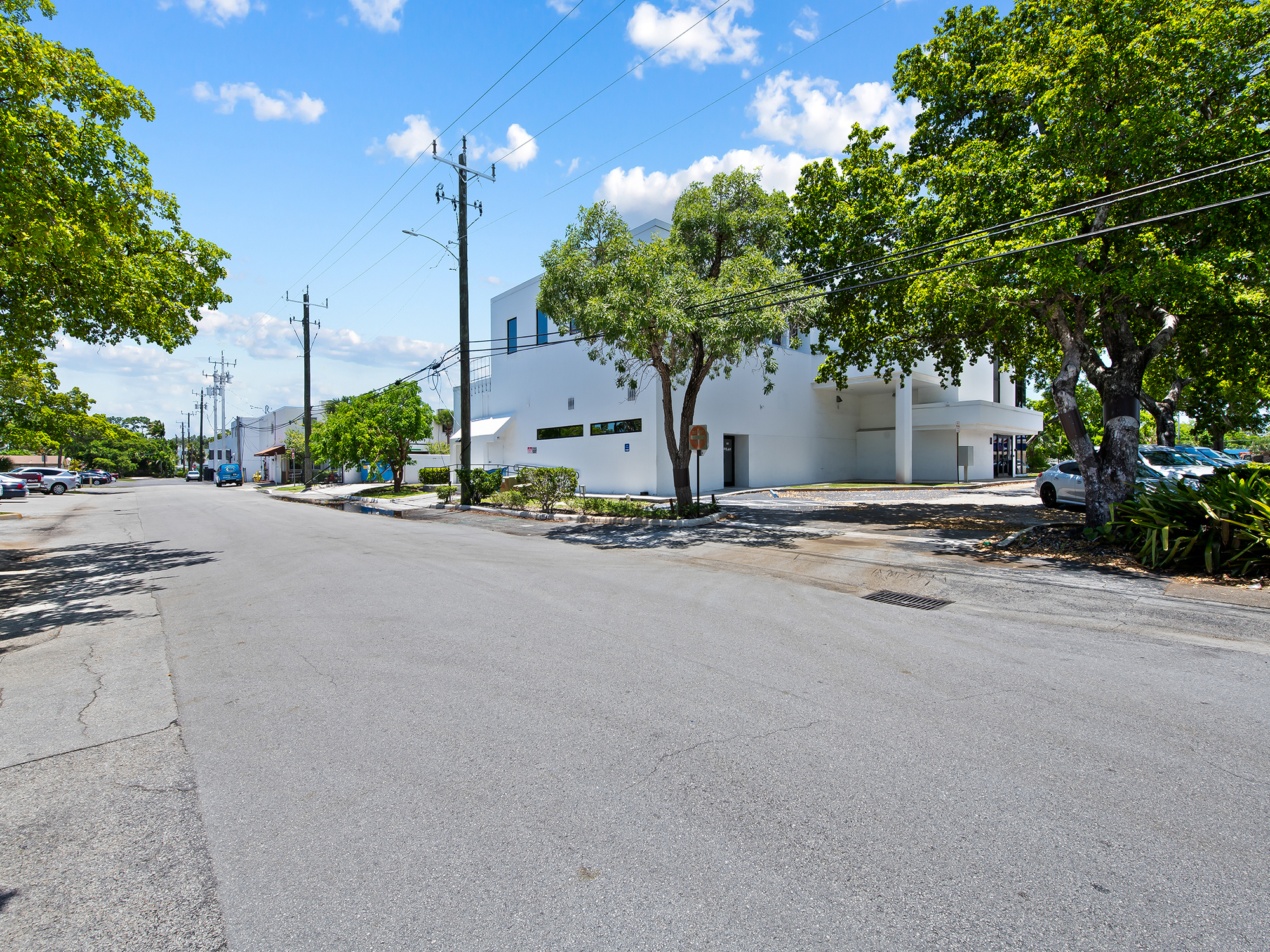 Freestanding Building with Three Adjacent Parking Lots — photo 5