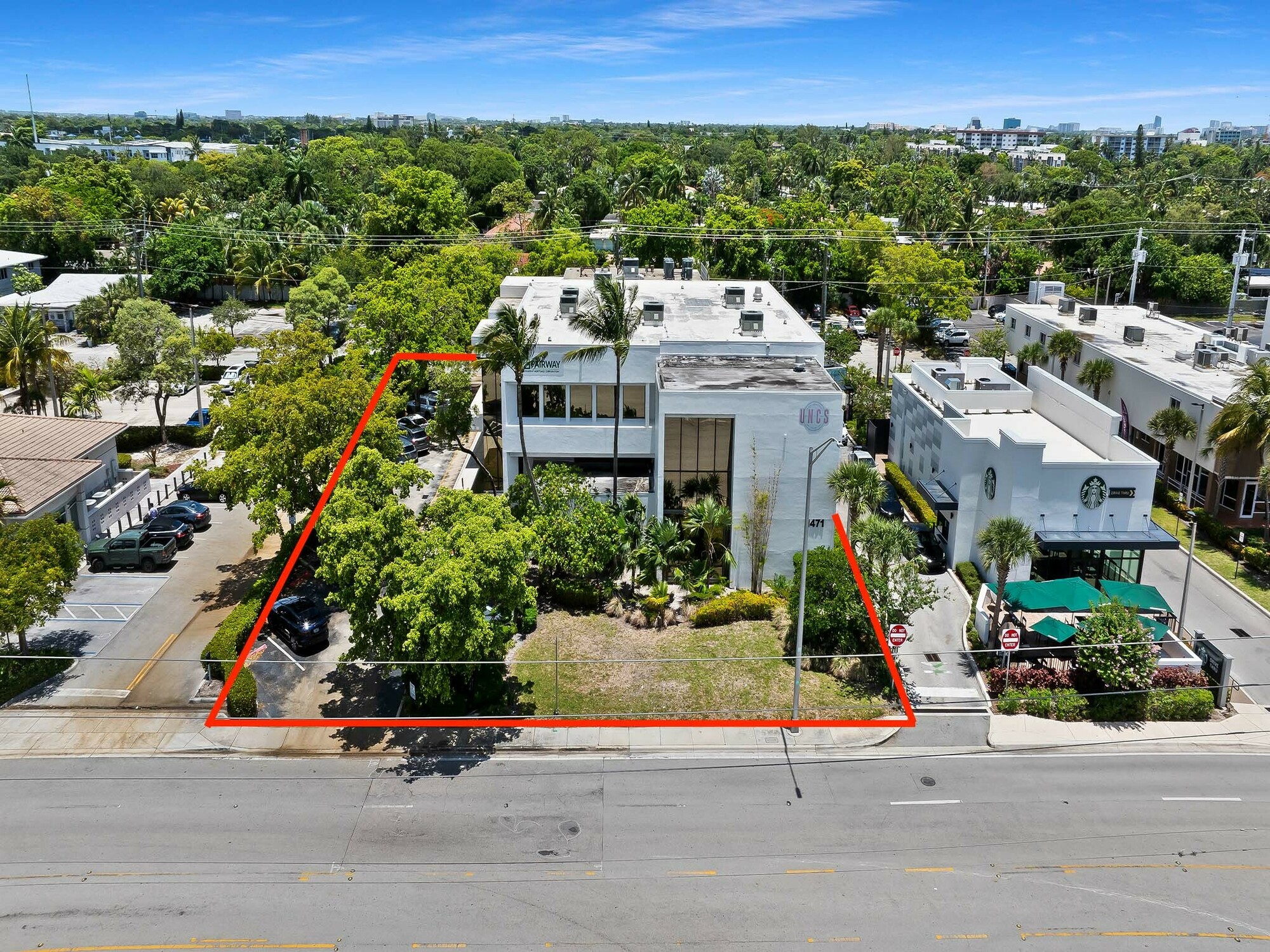 Freestanding Building with Three Adjacent Parking Lots — photo 2