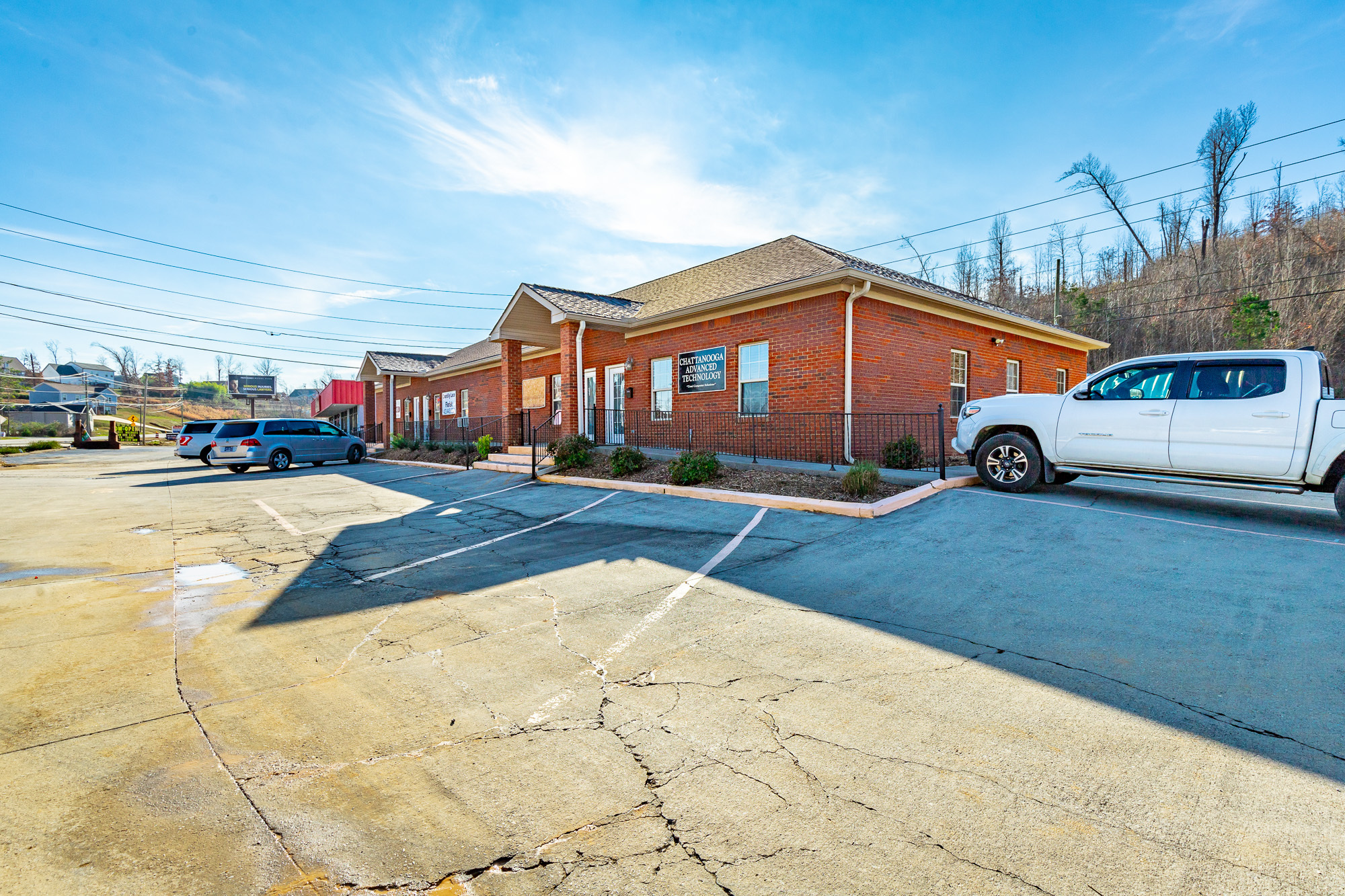 Standifer Gap Commercial Office with 10 Office Rooms | ±3,200 SF