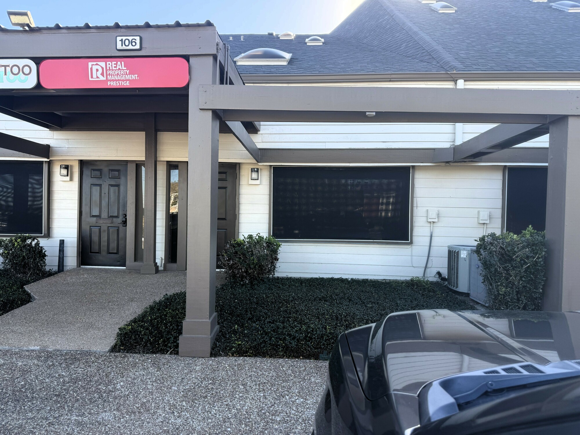 1090 SF Available Gross Lease