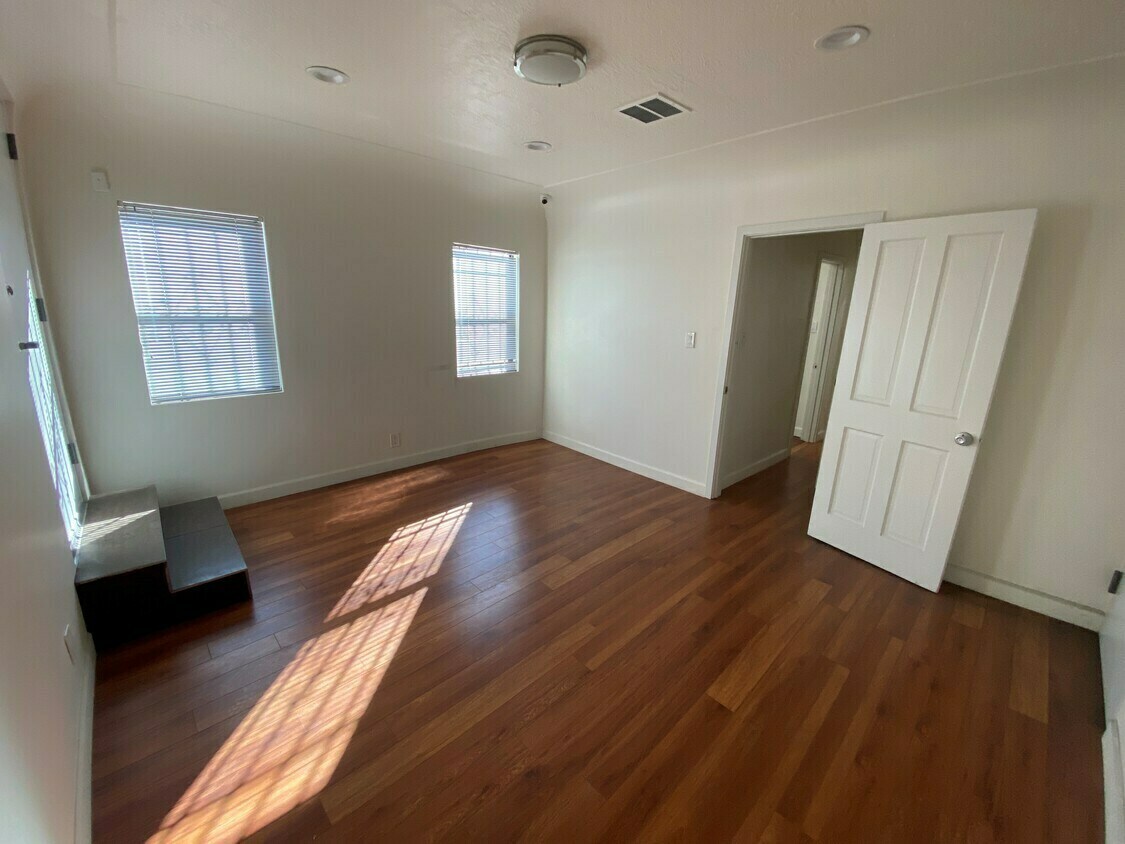 Office in Toluca Lake 3