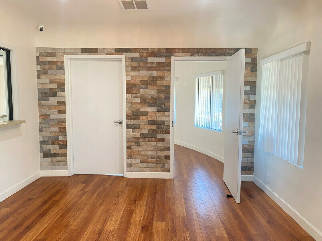 Office in Toluca Lake 4