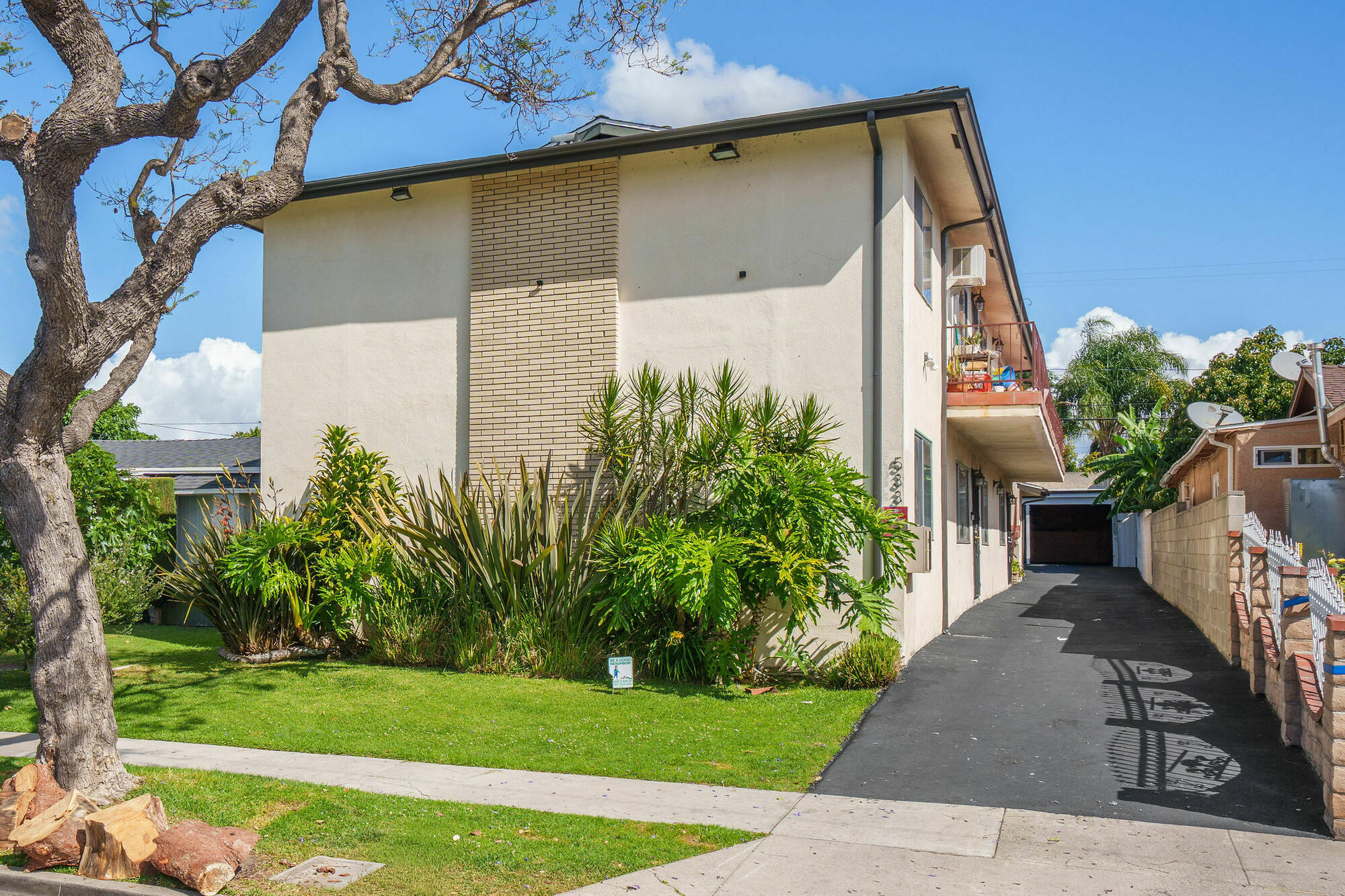 4-unit multifamily property at 533 E Hyde Park Pl, Inglewood, CA