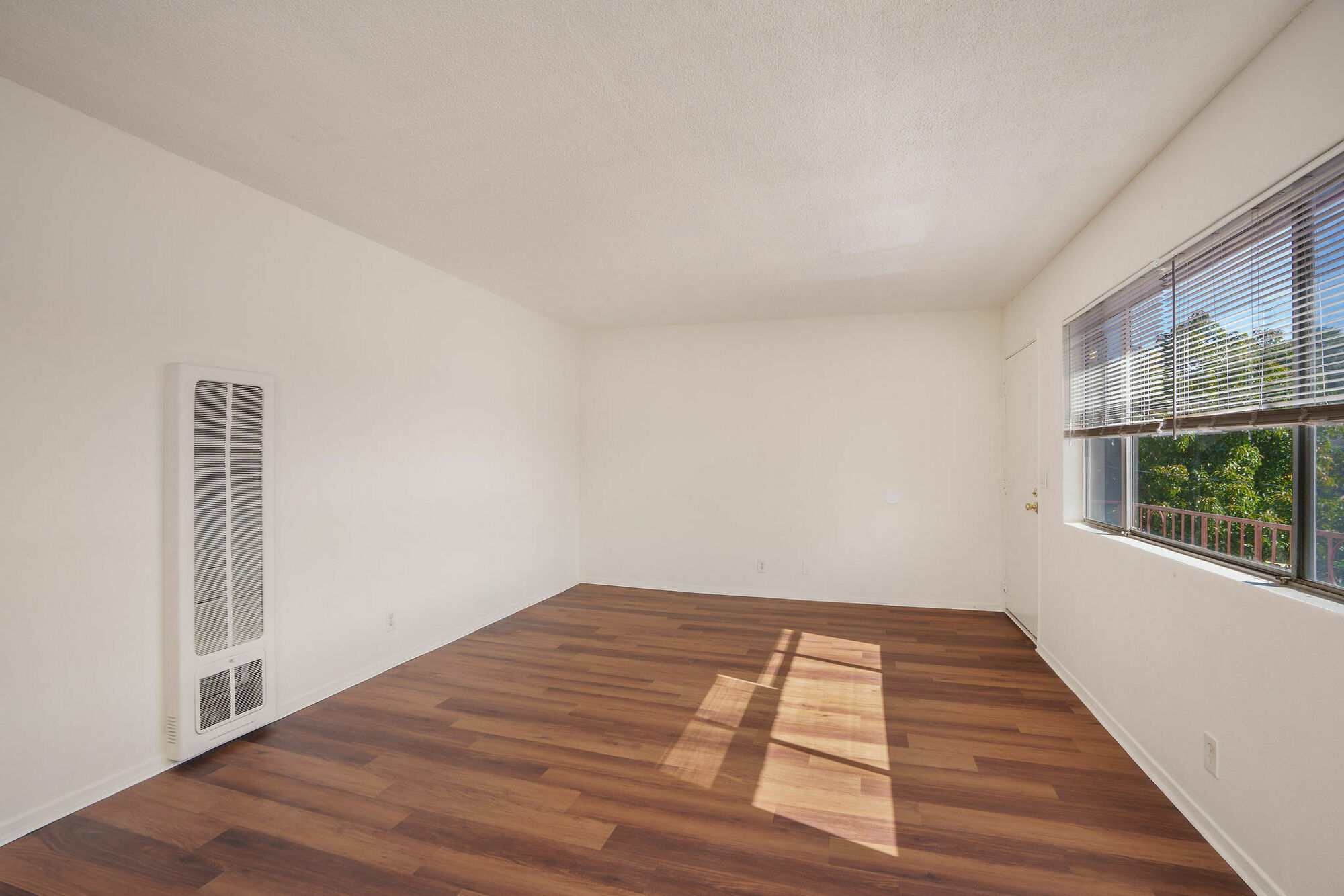533 E Hyde Park Pl thumbnail 11