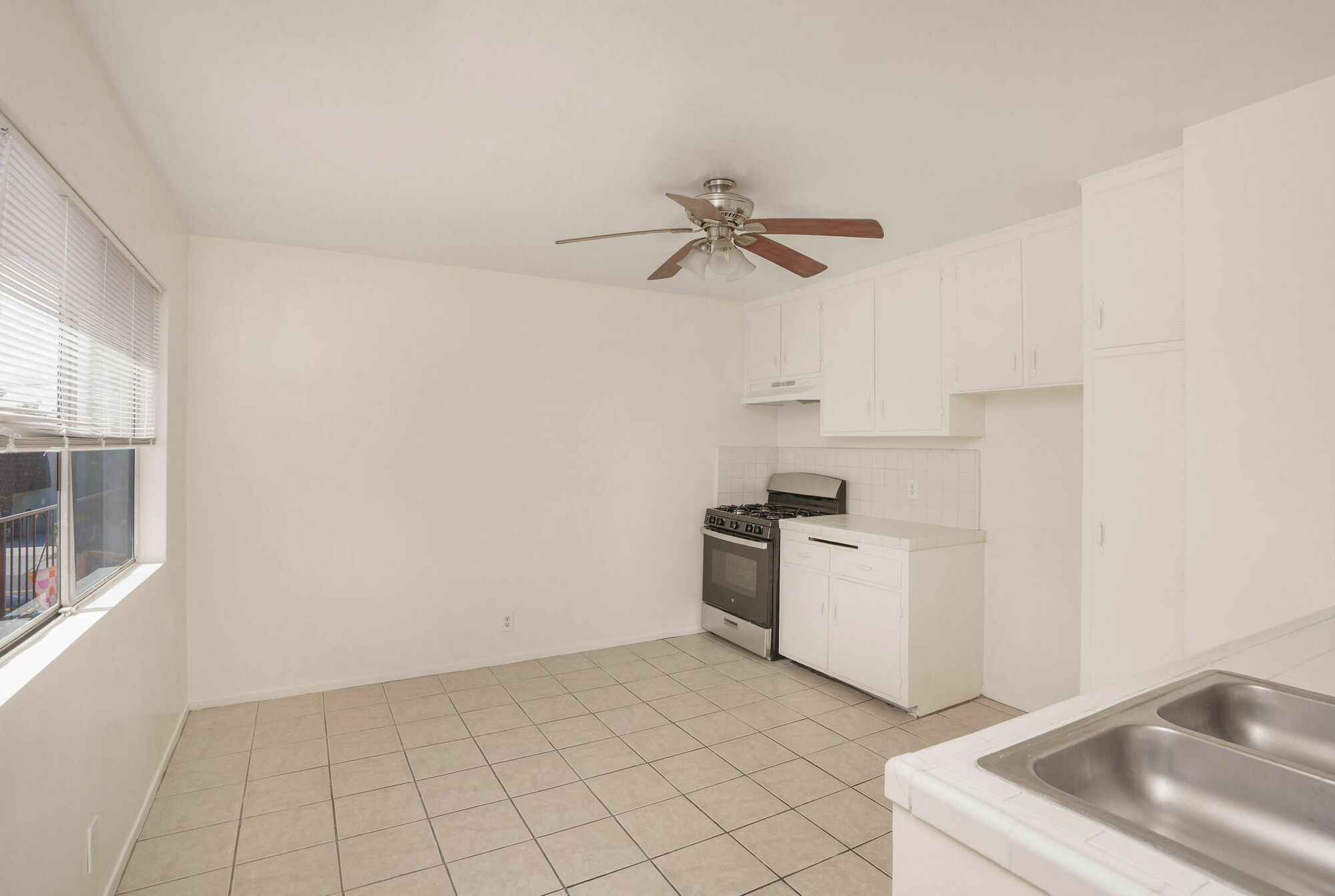 533 E Hyde Park Pl thumbnail 14