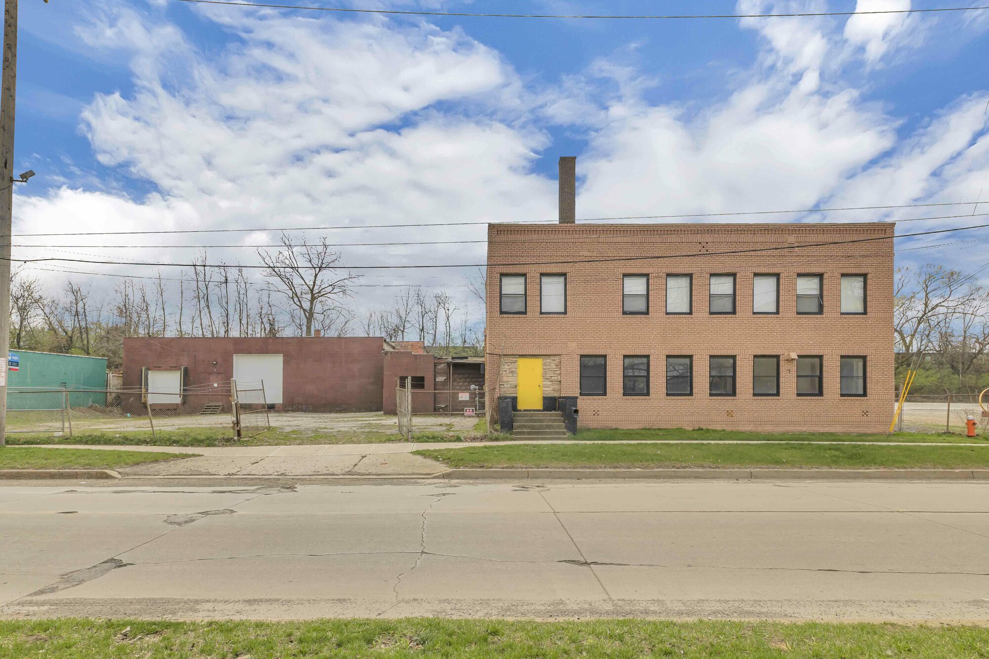 16,253 SF Industrial Building // 0.55 Acres // Available For Sale or Lease