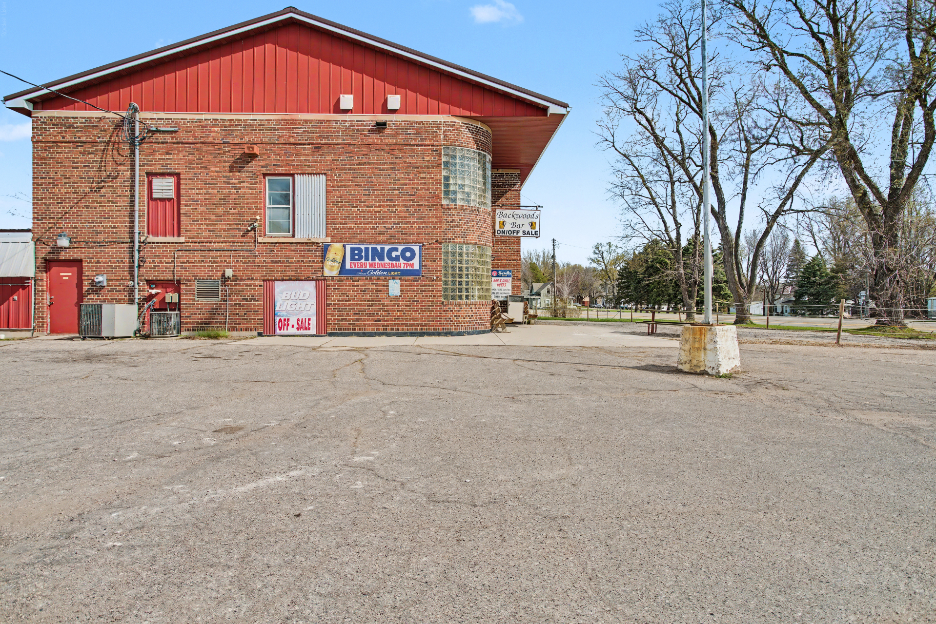 Backwoods Bar | New Auburn, MN 3