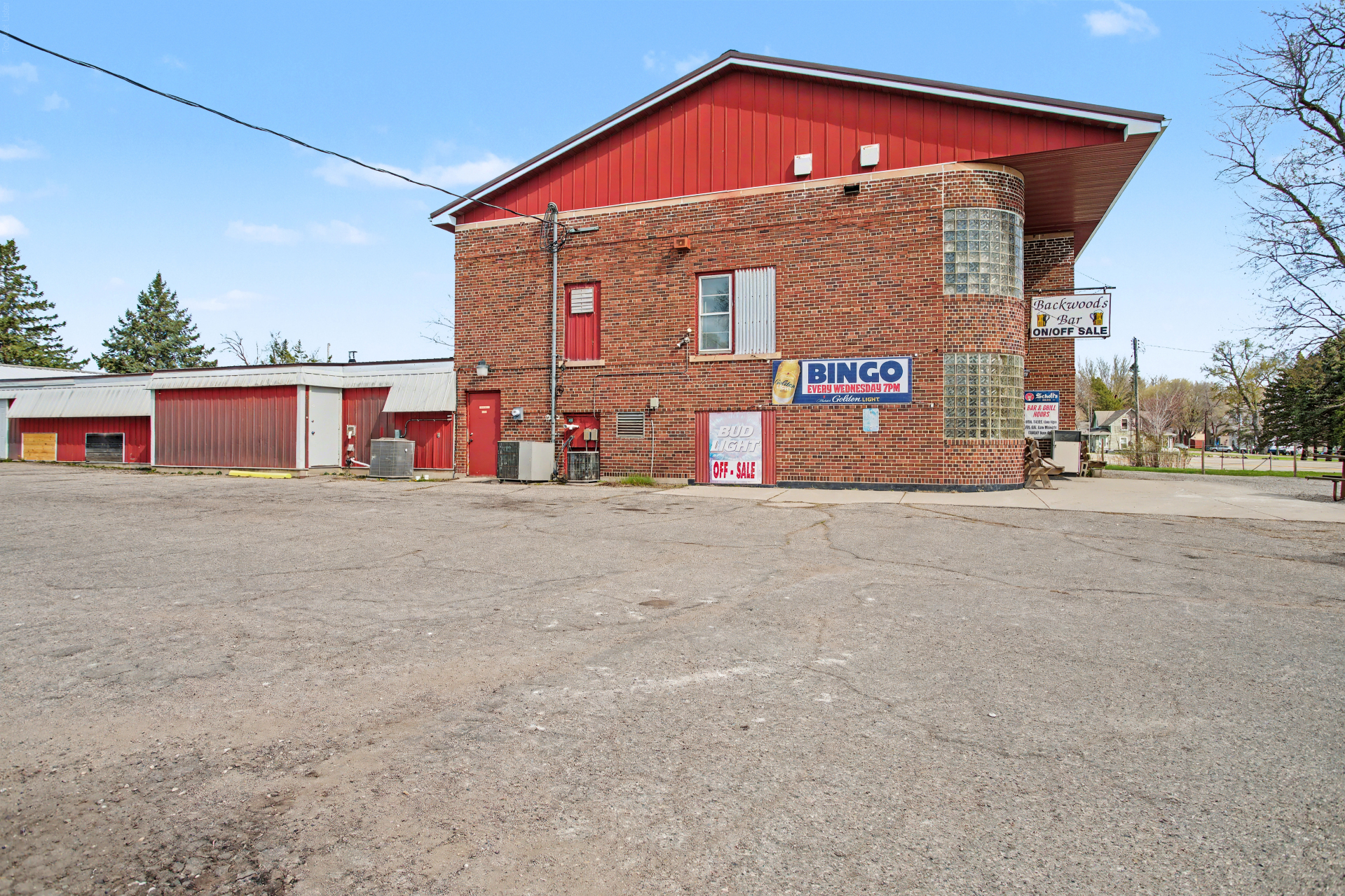 Backwoods Bar | New Auburn, MN 4