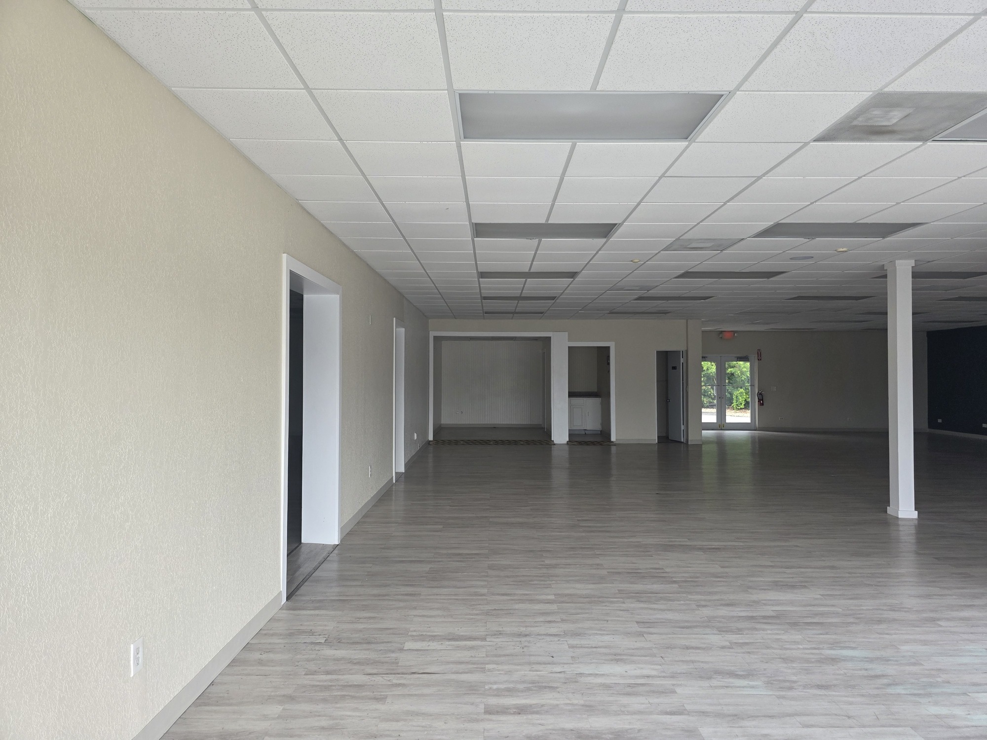 Freestanding Retail / Showroom Opportunity on US-192 4