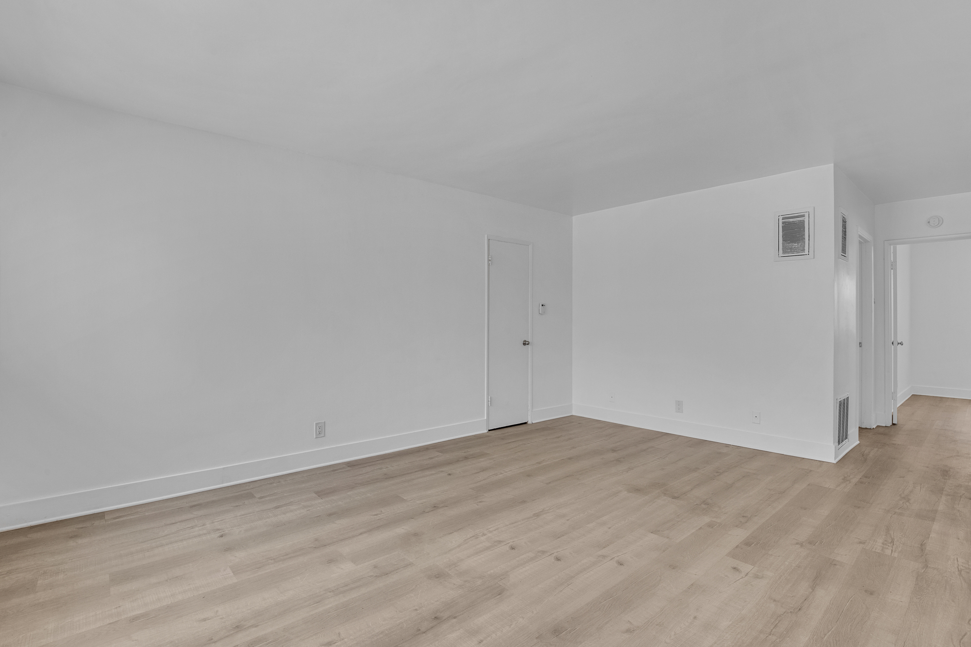 4932 Lennox Blvd thumbnail 7