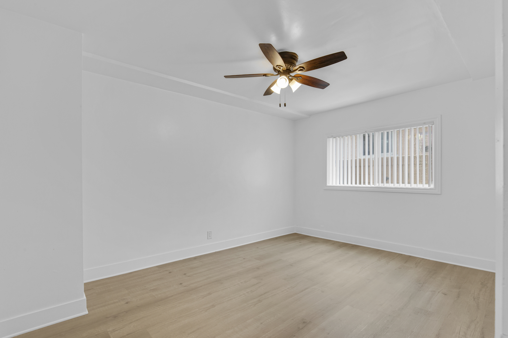 4932 Lennox Blvd thumbnail 17