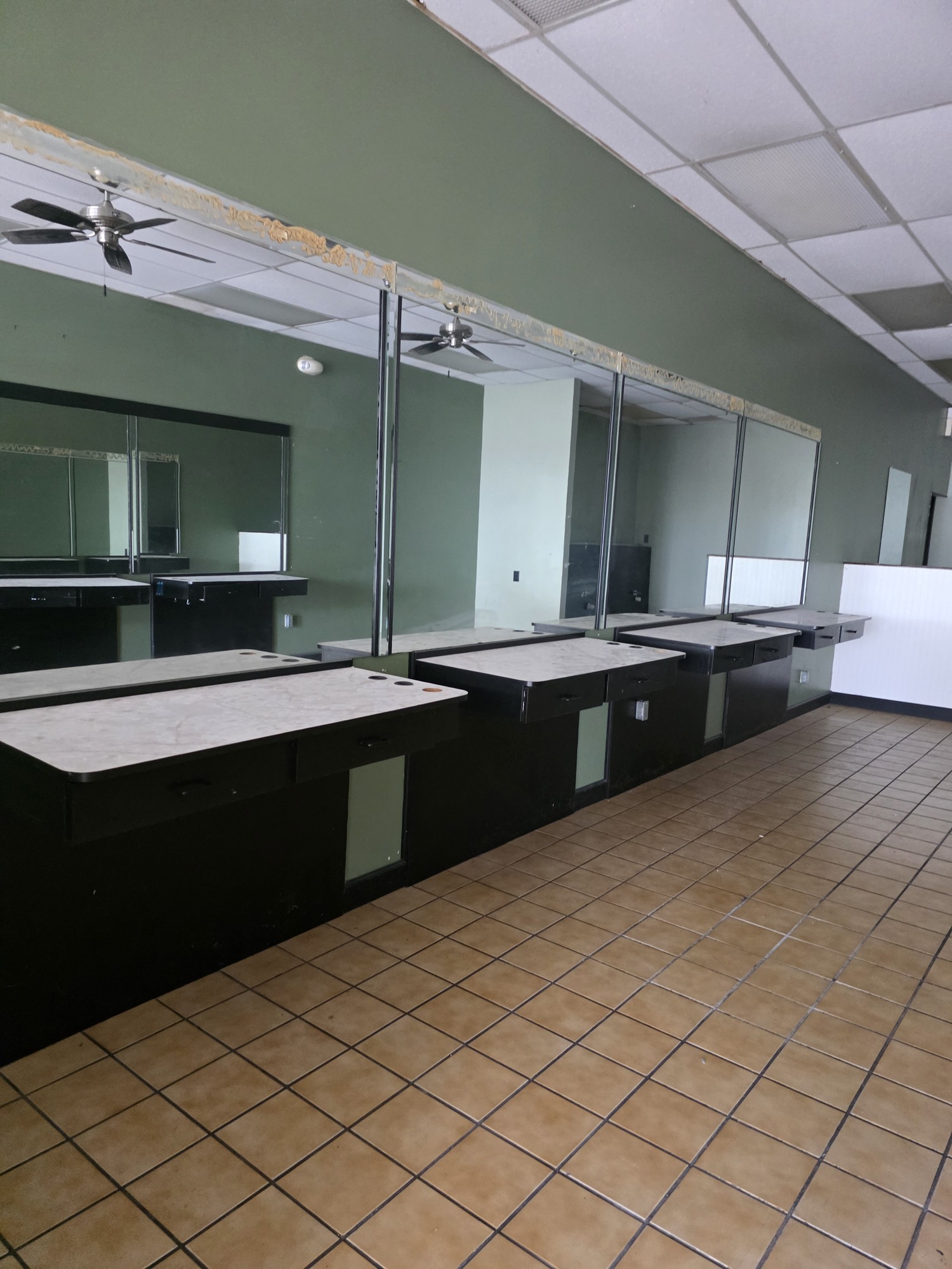 Salon-Plumbed Retail Suite in Merritt Island 4