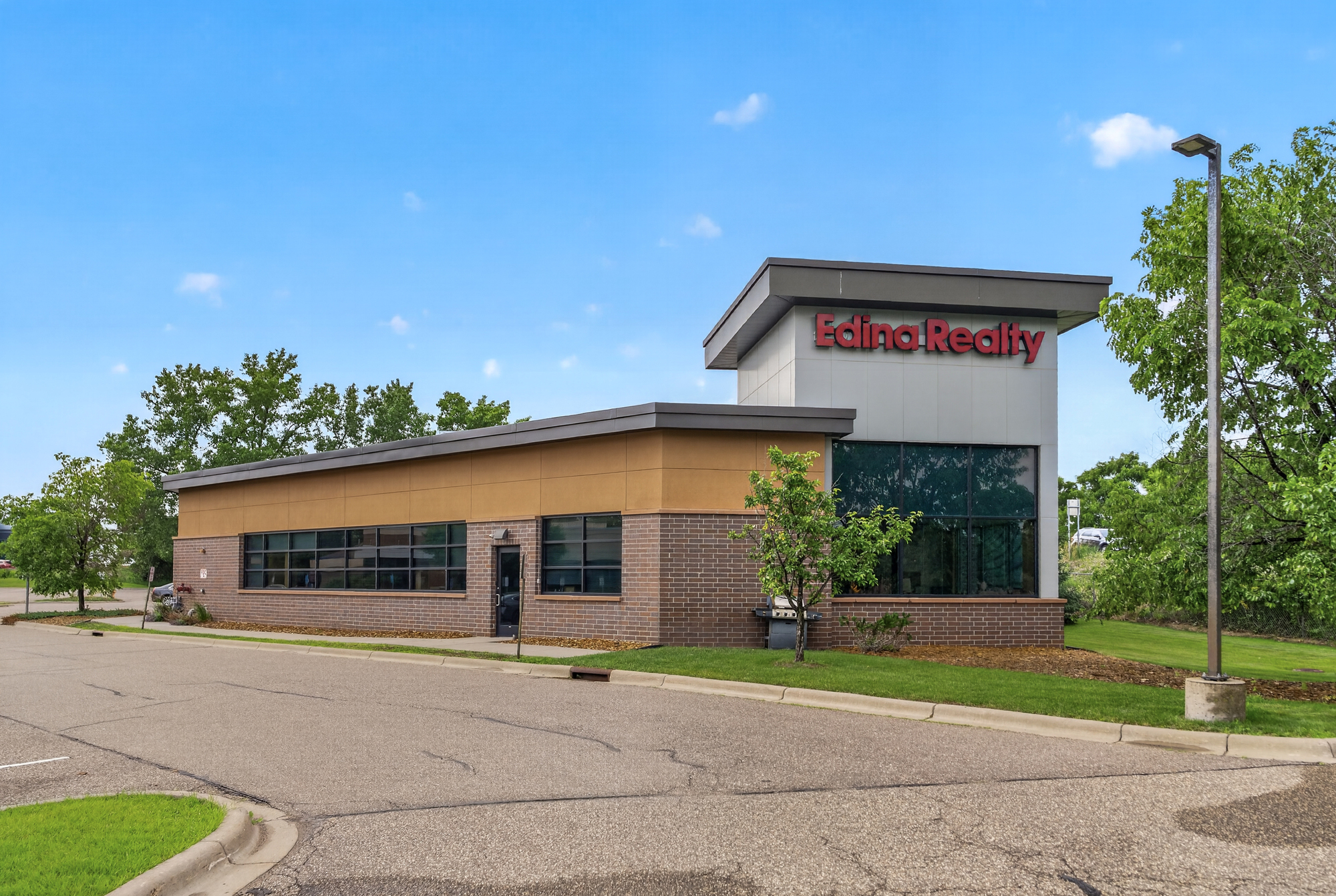 9605 Schmidt Lake Road, Plymouth, MN