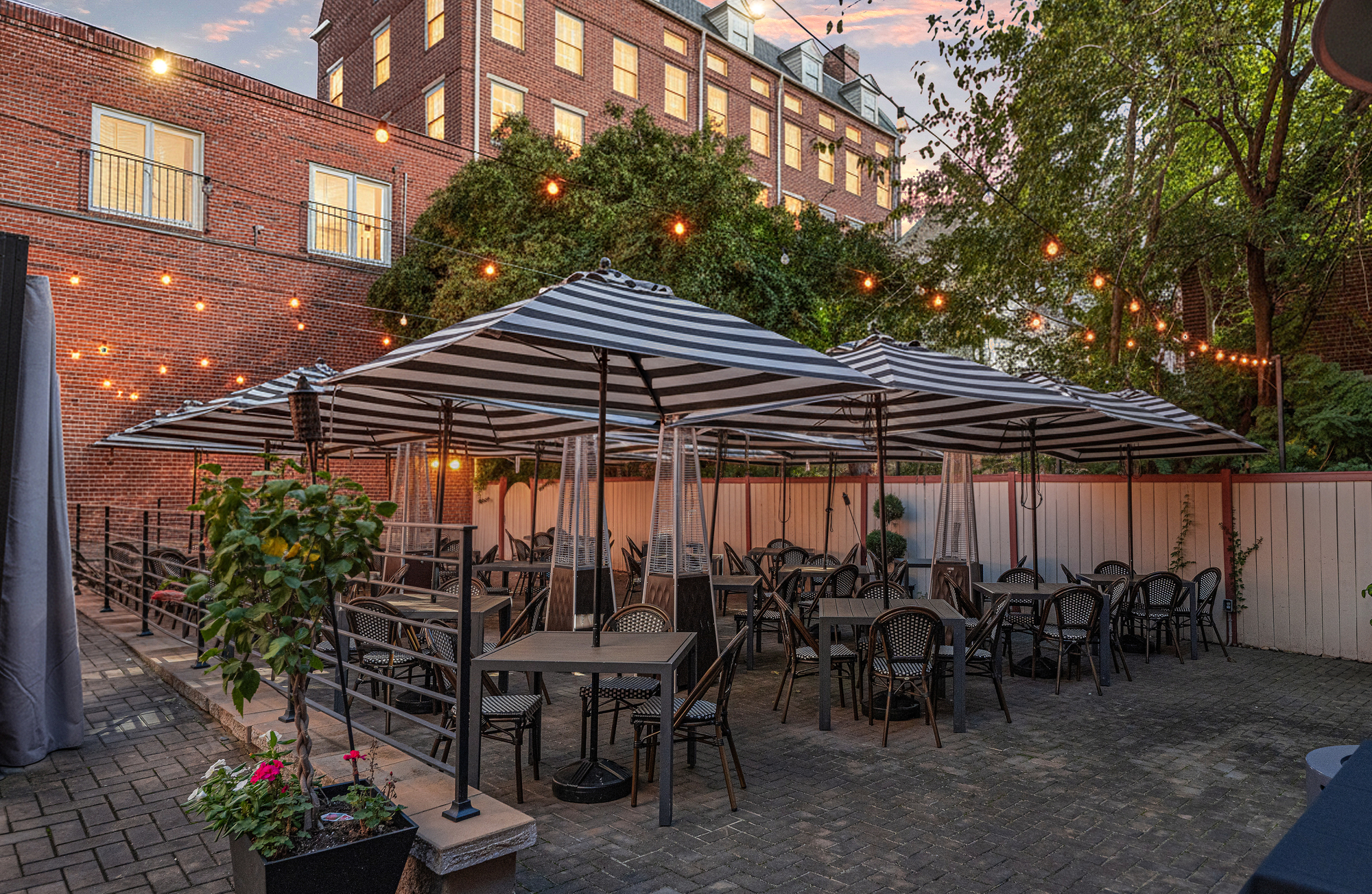 Second-Generation Restaurant Space Available For Lease 3