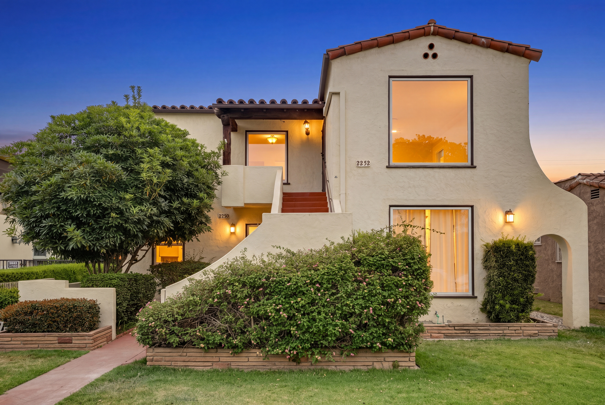 2-unit multifamily property at 2250 Magnolia Ave, Long Beach, CA