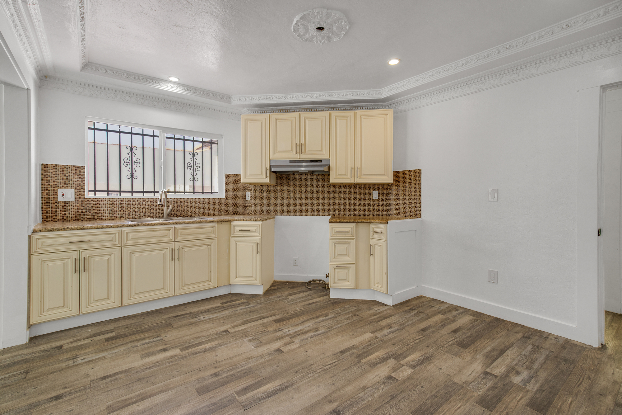 522 W 82nd St thumbnail 13