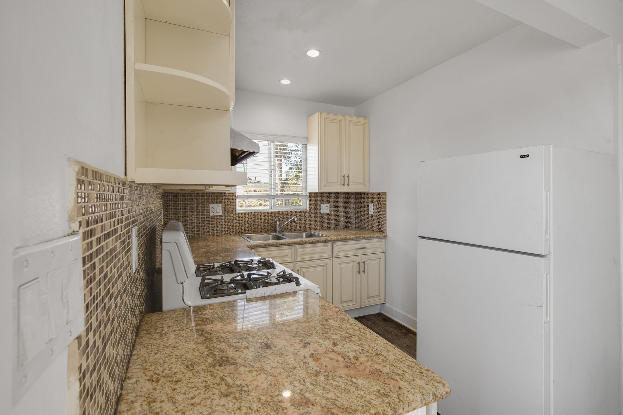 522 W 82nd St thumbnail 26