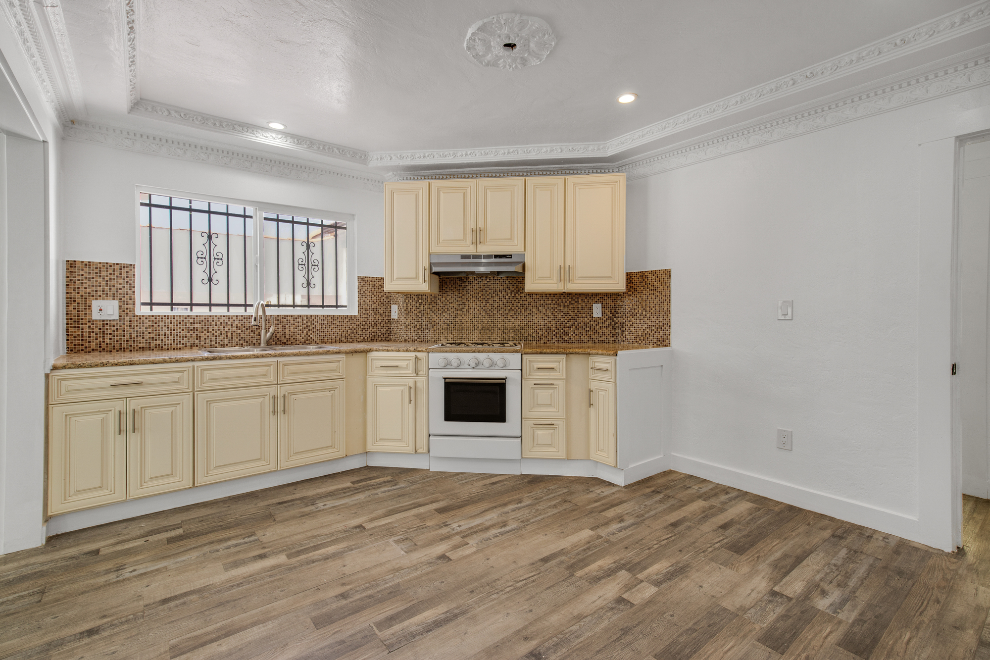522 W 82nd St thumbnail 40