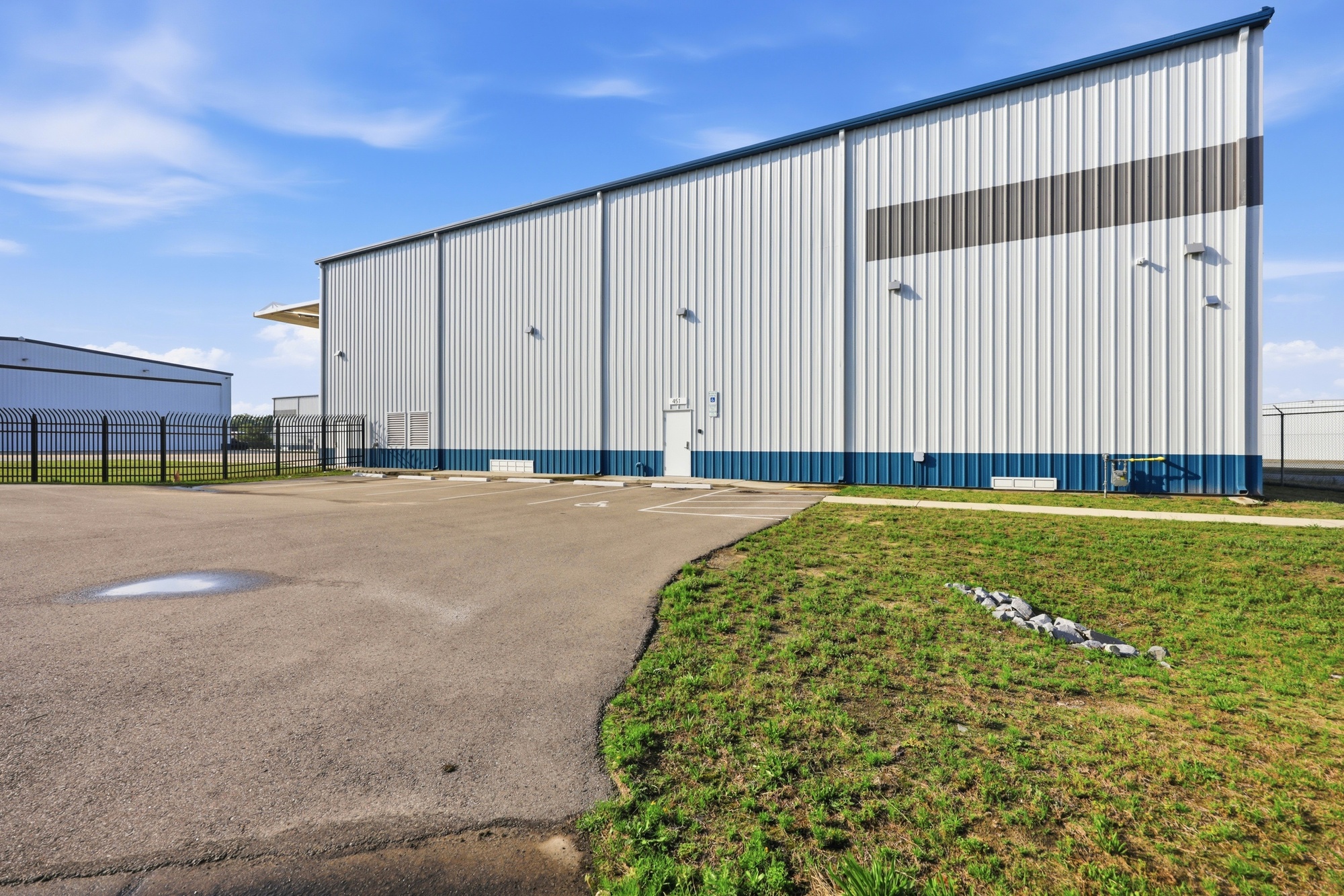 Hangar 30 4