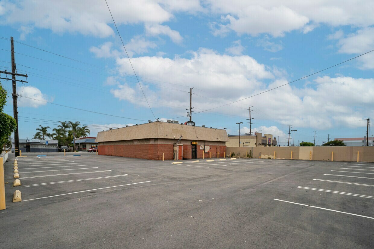 Freestanding Retail Building For Lease 3