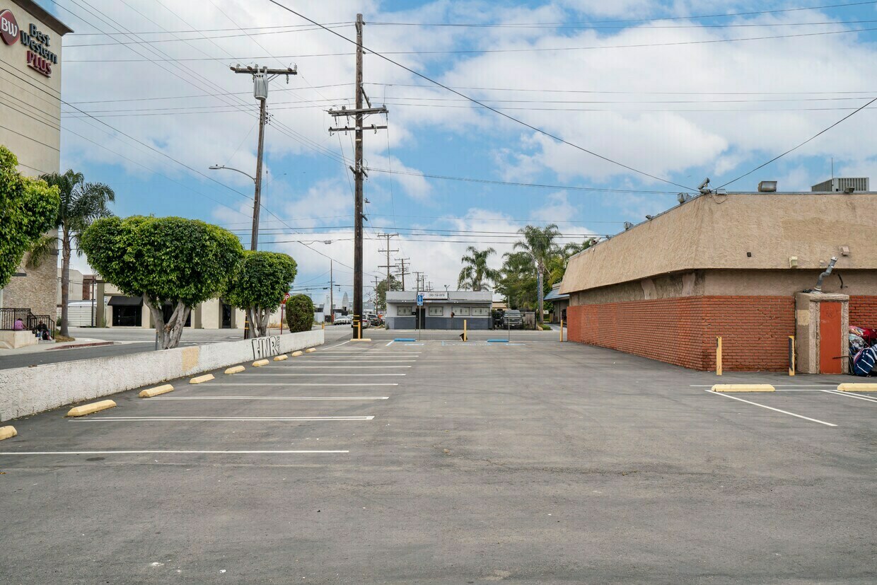 Freestanding Retail Building For Lease 4