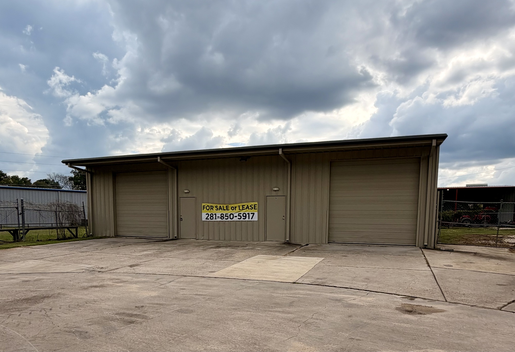 ±3,000 SF Flex/Industrial with ±10,000 SF Fenced Yard & 1-Ton Jib Crane — Conroe
