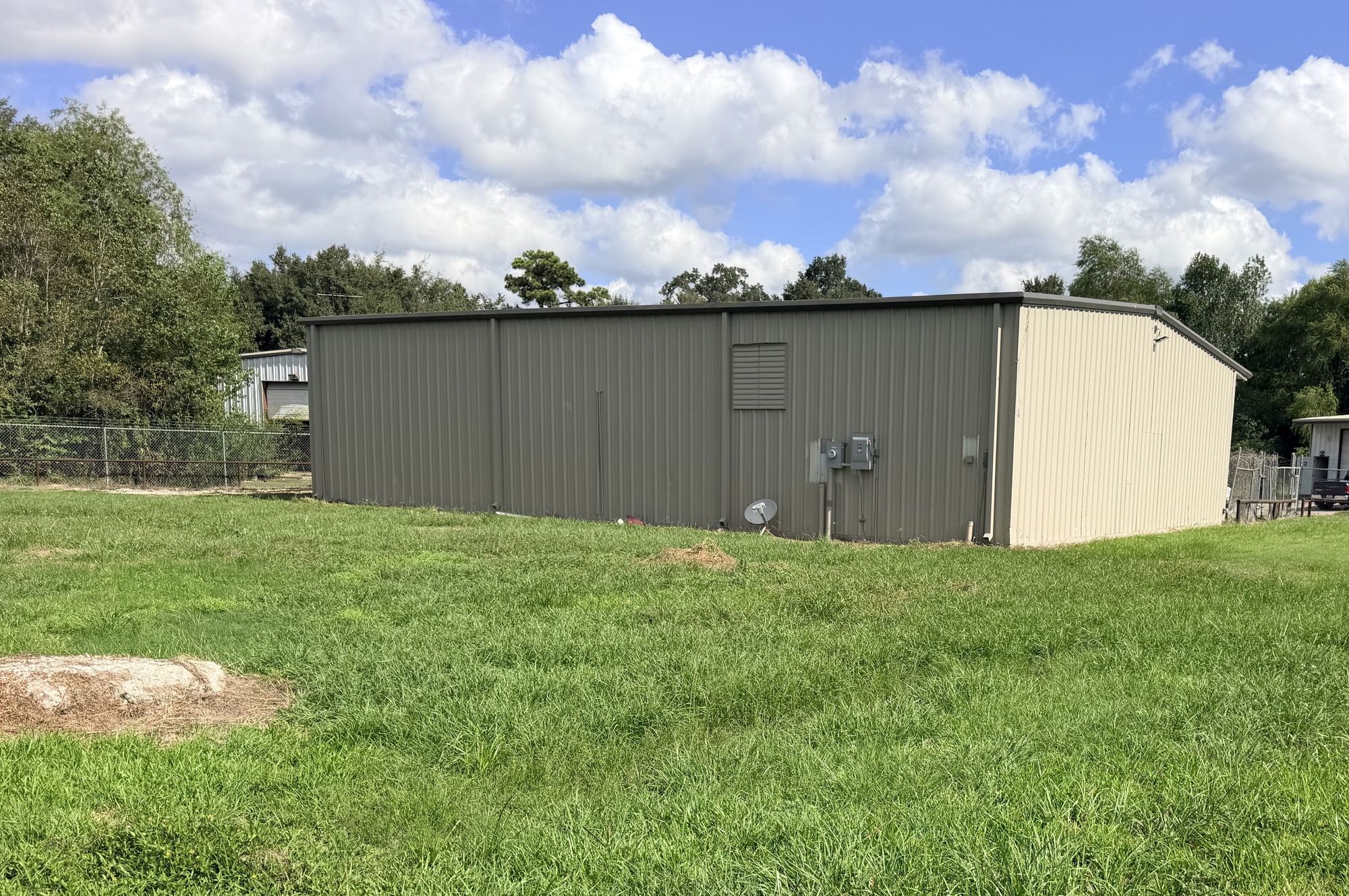 ±3,000 SF Flex/Industrial with ±10,000 SF Fenced Yard & 1-Ton Jib Crane — Conroe 3