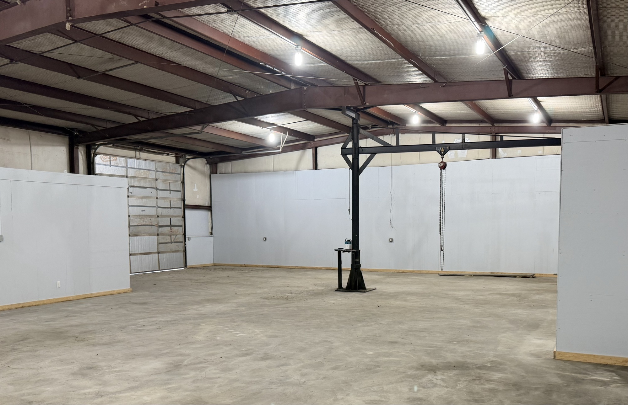 ±3,000 SF Flex/Industrial with ±10,000 SF Fenced Yard & 1-Ton Jib Crane — Conroe 4