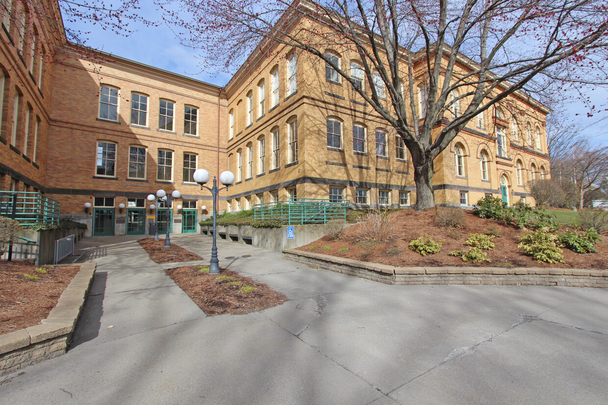 Old School Commons Condominium