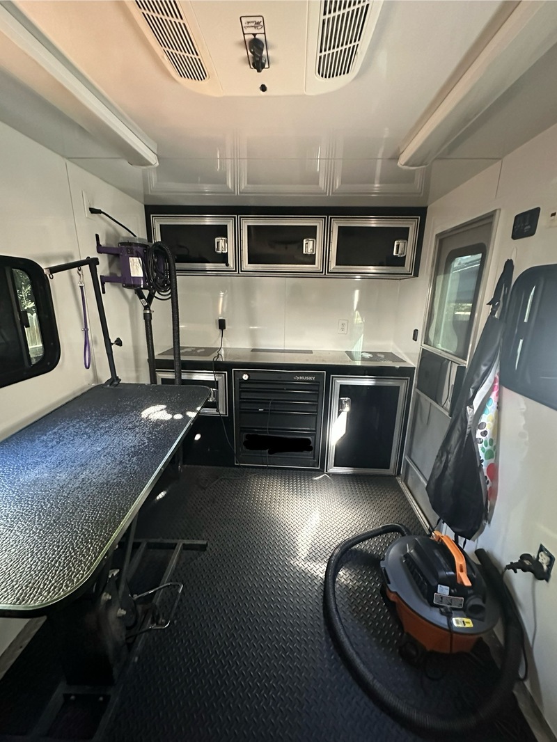 Trailer_with_grooming_table_view