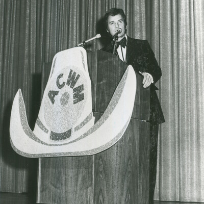 In the 1970s, the ACM Awards began to morph from the West Coast-centered awards banquets into a bona fide national TV franchise. Moving to Knotts Berry Farm in 1972, the show was broadcasted in syndication for the first time through Metromedia. 