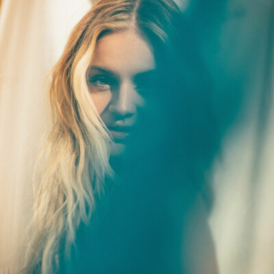 Teaser_KelseaBackyard_554.jpg Teaser_KelseaBackyard_554.jpg