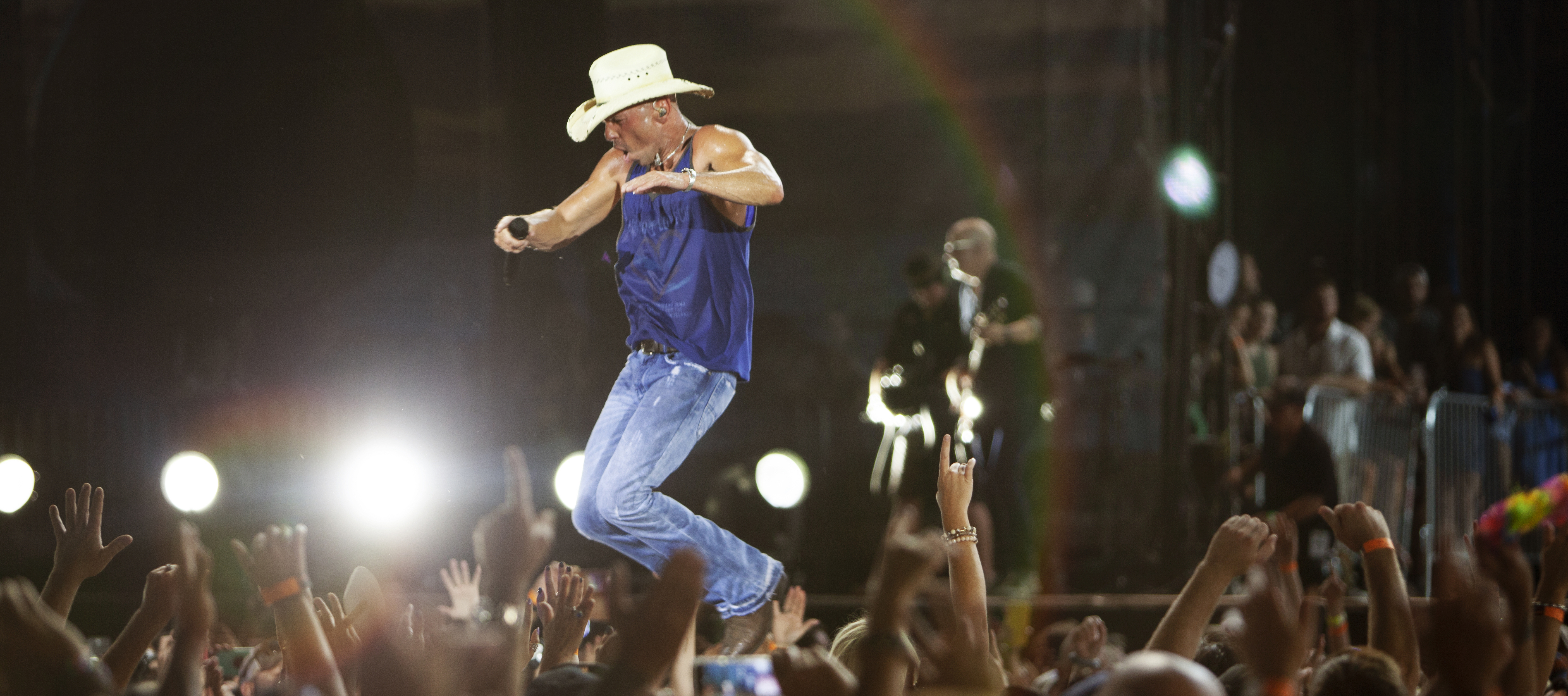 Kenny Scores Entertainer of the Year CMA Nom